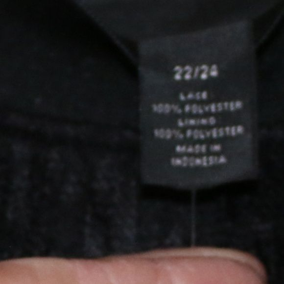 Black lace skirt - Picture 2 of 5